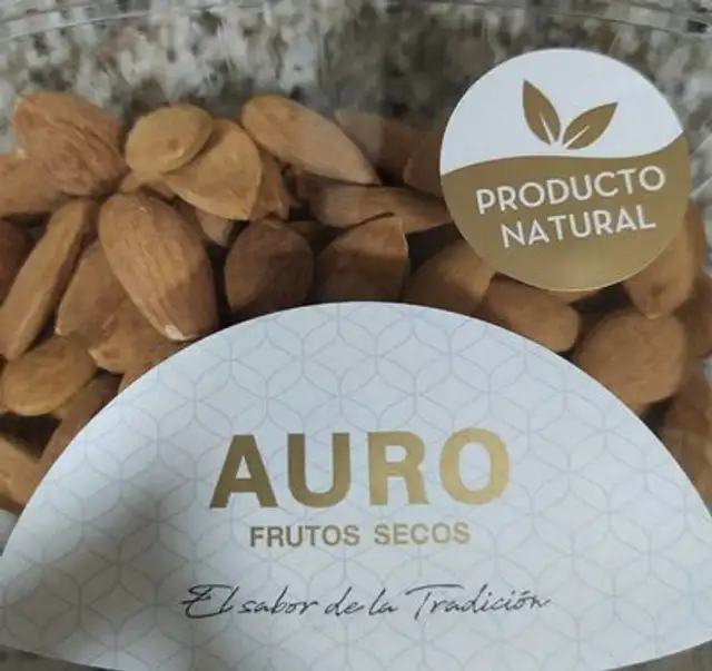 Almendra comuna piel cruda