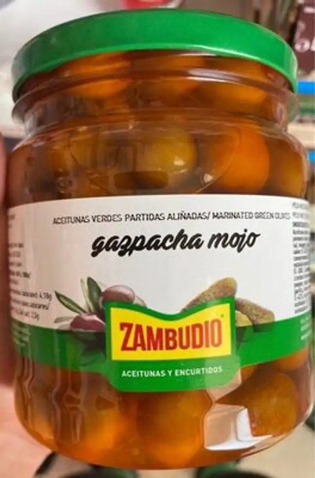 Aceitunas verdes partidas aliñadas