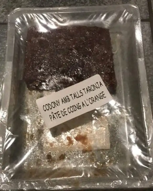 Membrillo con trozos naranja