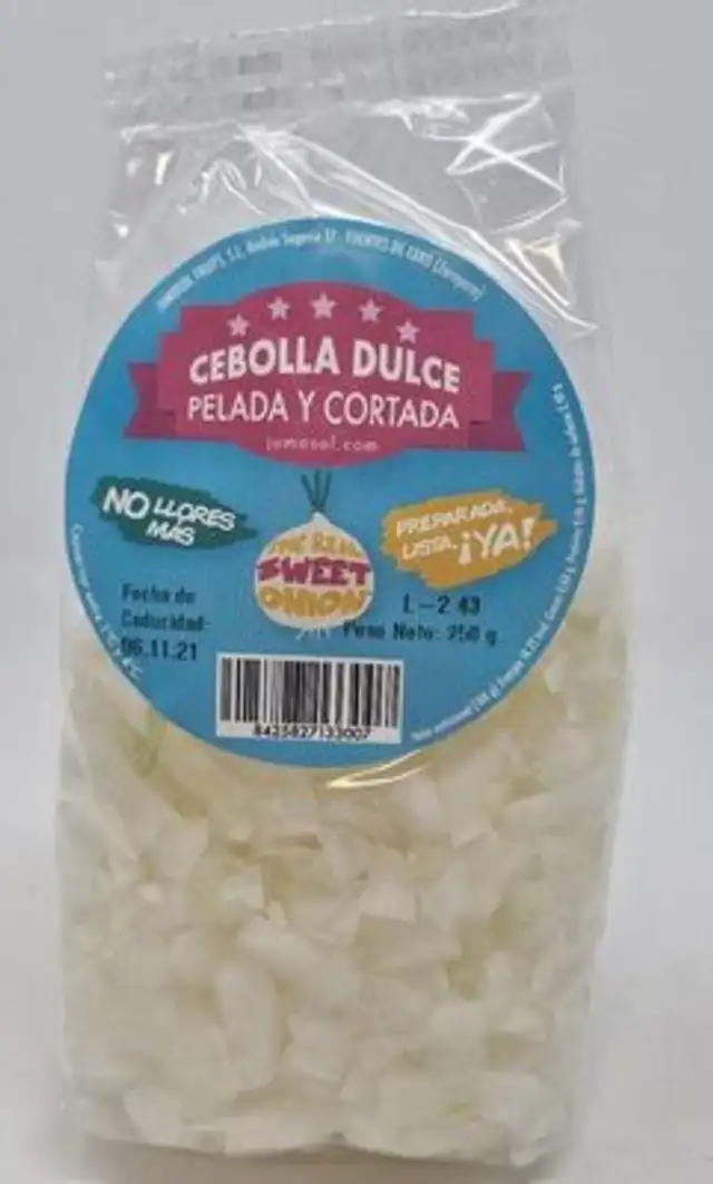 Cebolla dulce pelada y cortada