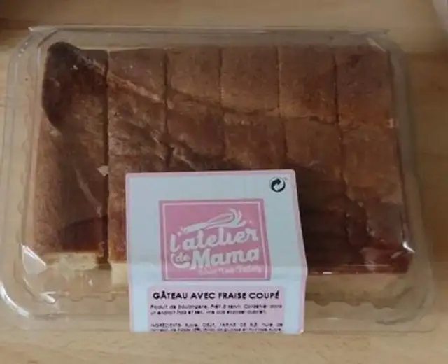 Gâteau avec fraise coupé