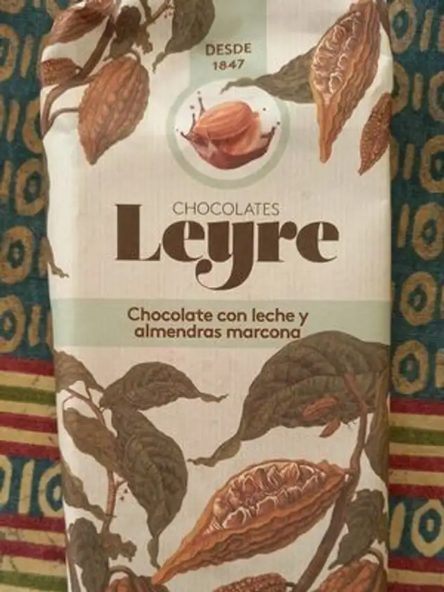 Chocolate con leche y almendras marcona