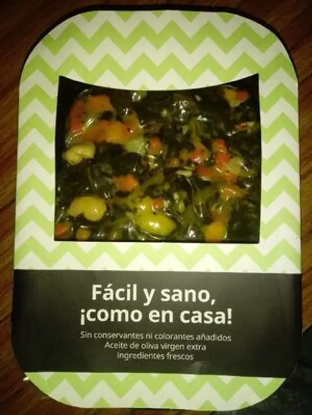 Eapinacas salteadas con anacardos y pasas