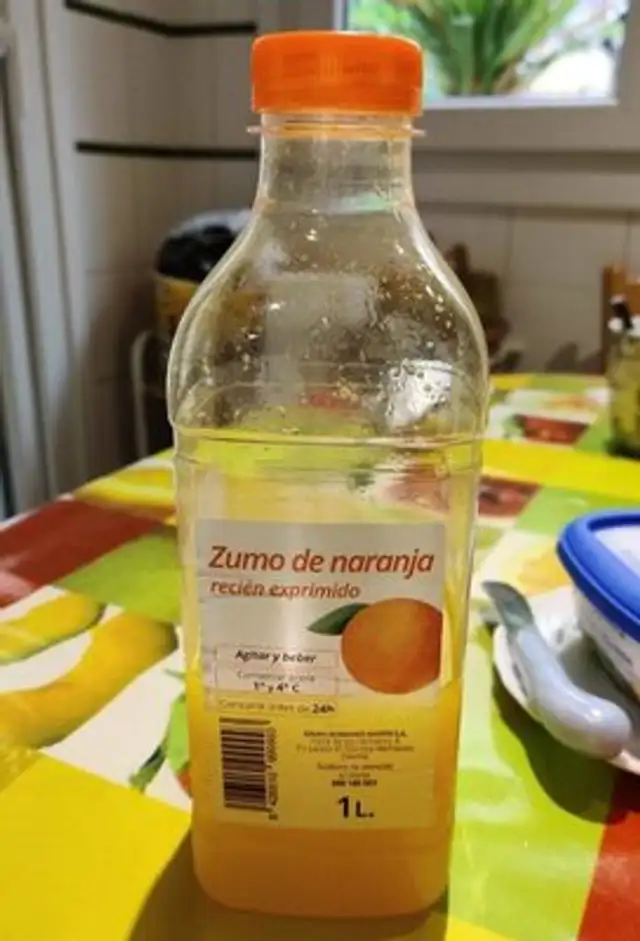 Zumo de naranja recién exprimido