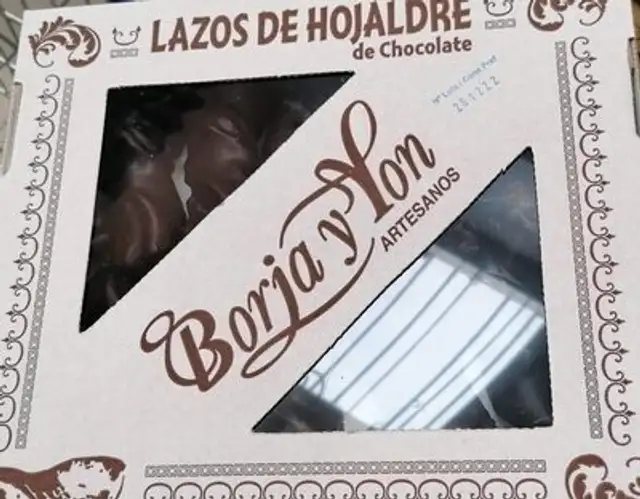 Lazos de hojaldre de chocolate