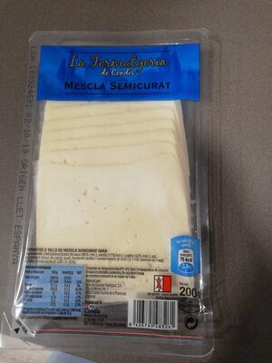 Formatge a talls semicurat gras