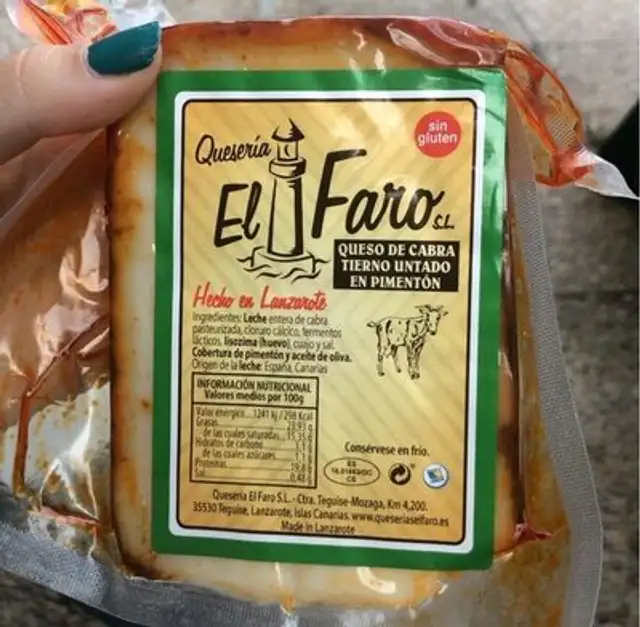Queso de cabra tierno untado en pimenton