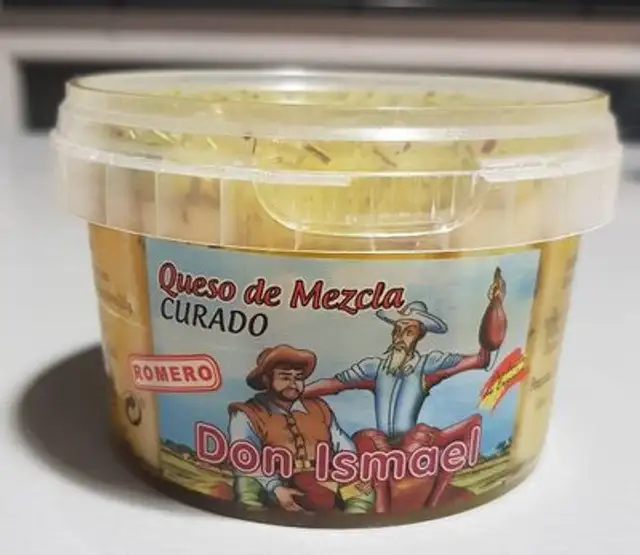 Queso de mezcla curado en aceite de oliva virgen con romero