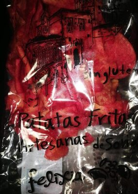 Patatas fritas chips con jugo remolacha roja