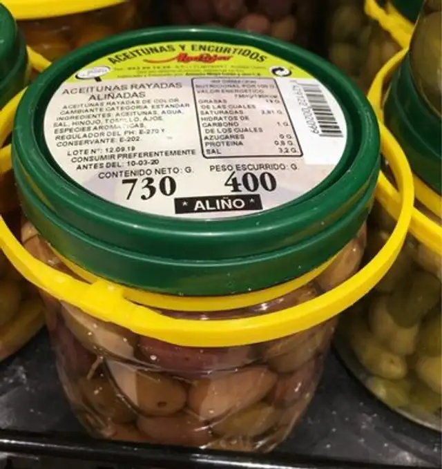 Aceitunas rayadas aliñadas
