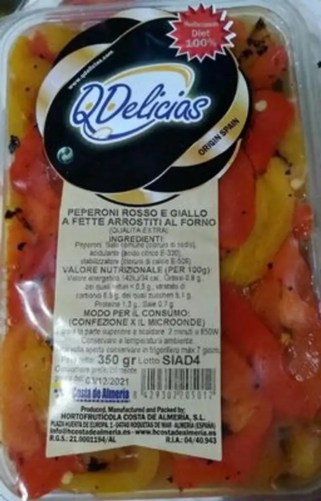 Peperoni rosso e giallo a fette arrostiti al forno