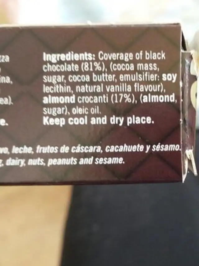 Chocolate y almendras caramelizsdas ingredients label