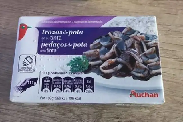 Trozos de pola en su tinta