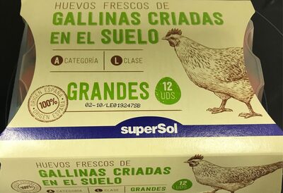 Huevos frescos de gallinas criadas en el suelo front packaging