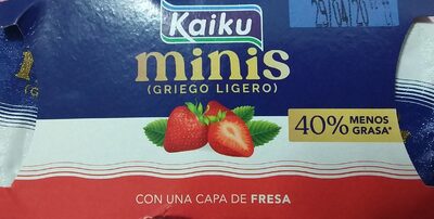 Minis griego ligero con una capa de fresa