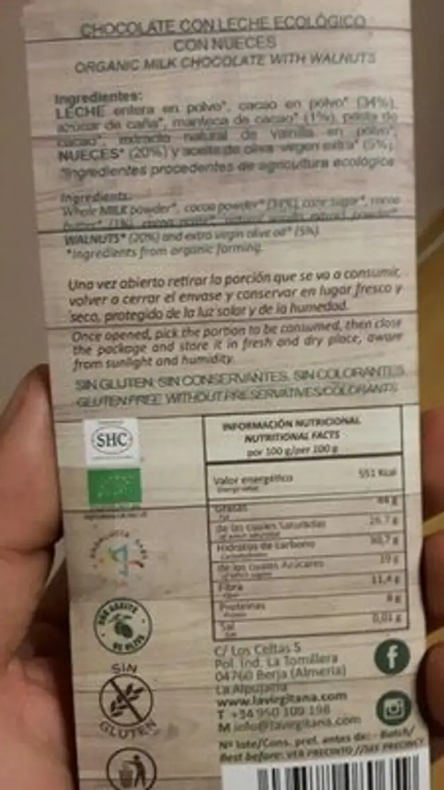 Chocolate con leche con nueces nutrition facts table