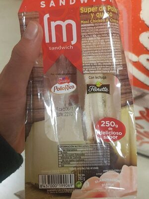 Sándwich súper de pollo y queso