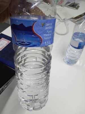 Agua mineral natural