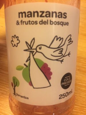 Zumo recién exprimido de manzana y frutos del bosque