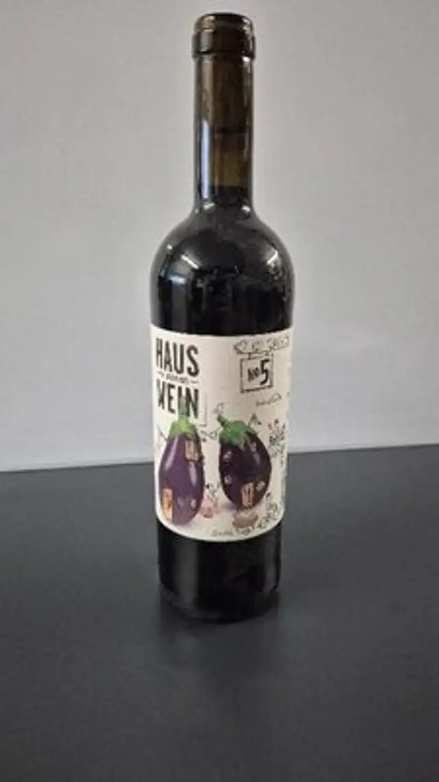 No 5 Haus Wein Rot