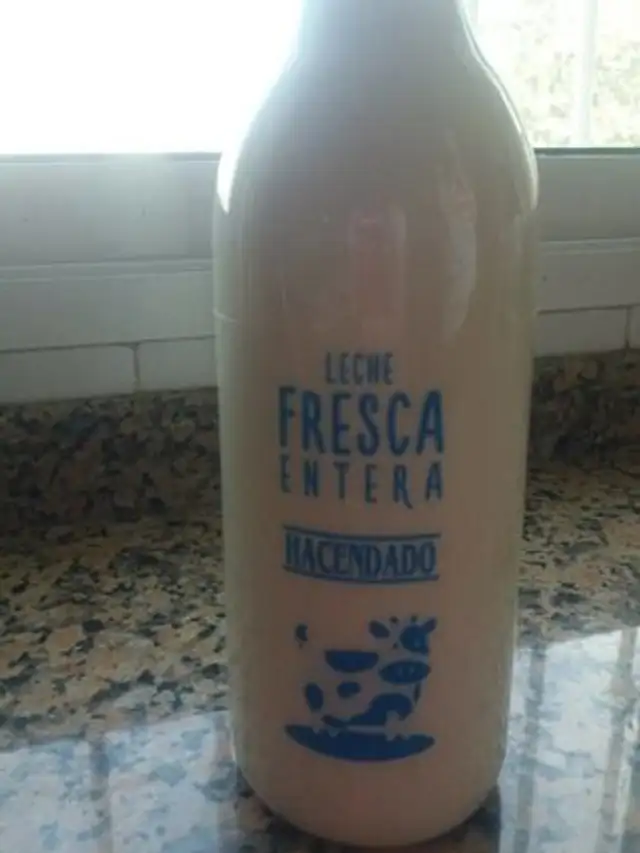 Leche fresca entera front packaging