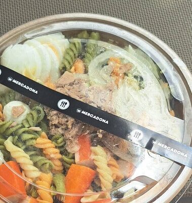 Ensalada de pasta con atún y surimi