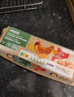 Huevos frescos de gallinas criadas en el suelo front packaging