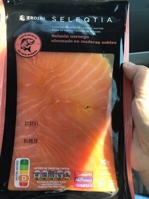 Salmón noruego ahumado en maderas nobles