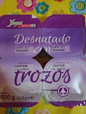 Yugui desnatado con trozos de fresa front packaging