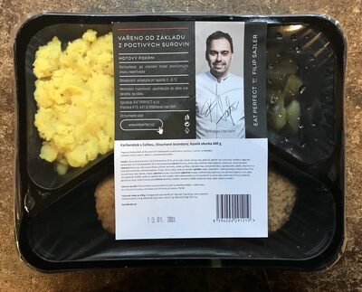 Karbanátek s čočkou, šťouchanými brambory a kyselou okurkou