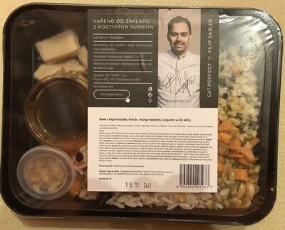 Bowl s vegan kousky, kimchi, mungo fazolemi, bulgurem a rýží