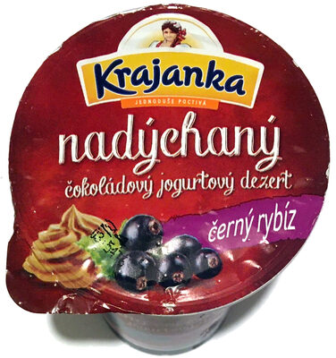 nadýchaný čokoládový jogurtový dezer černý rybíz