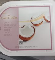 Helado de coco con coco rallado