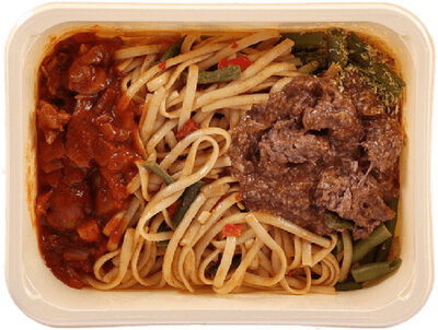 Wereldse Surinaamse bamitafel met groenten