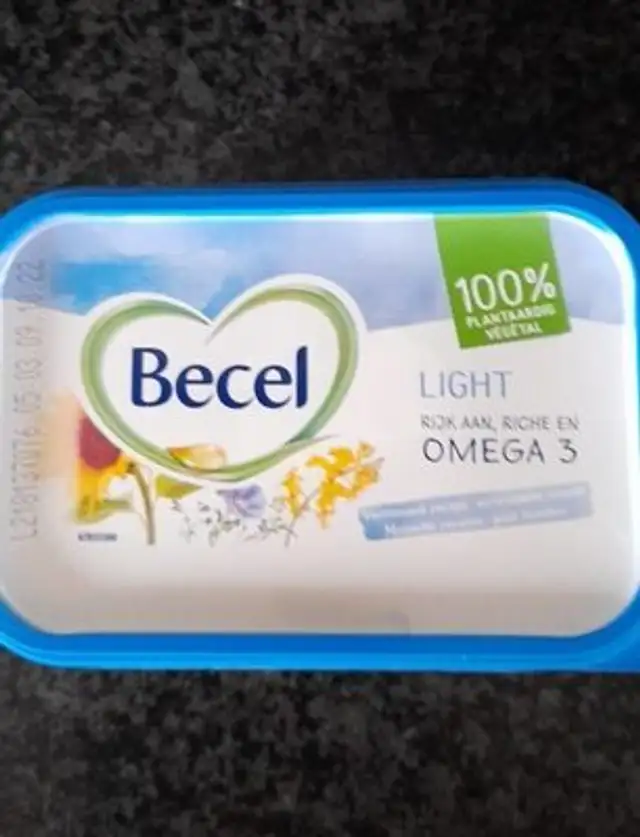 Light margarine omega 3 front packaging