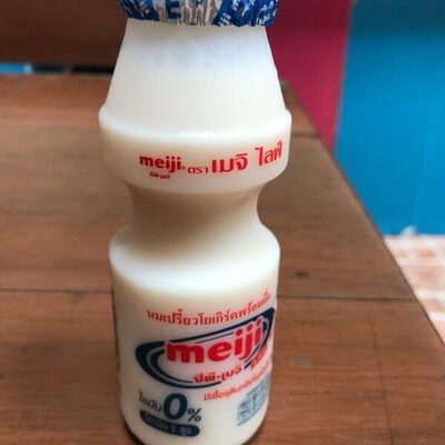 นมเปรี้ยวMeiji front packaging