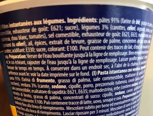 Noodles mit gemüse ingredients label