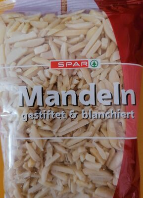 Mandeln gestiftet und blanchiert